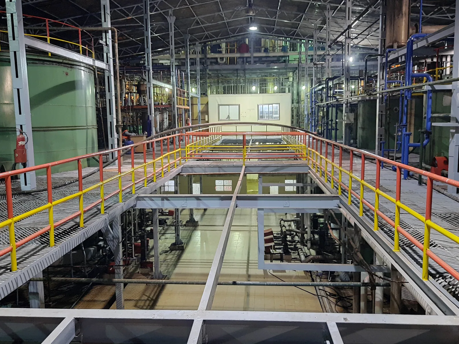 Multi-level industrial process plant with interconnected machinery and utilities